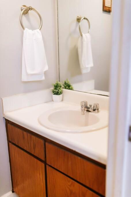 Cozy 3-Bed Athens Getaway, Right Near Uga! Appartement Buitenkant foto
